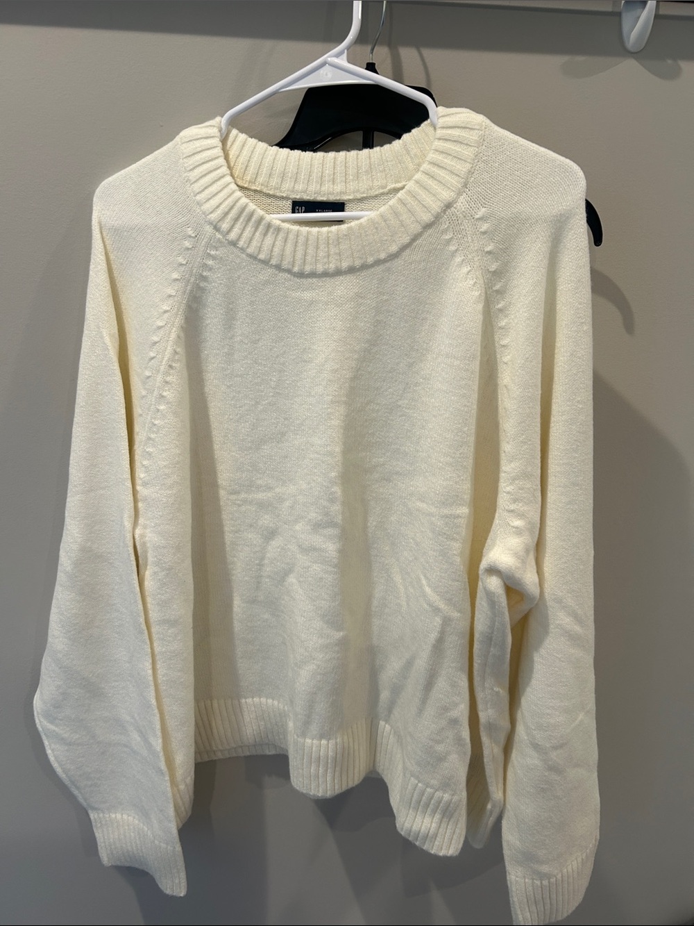 GAP Cream Crewneck Sweater - Cozy Lightweight Pullover